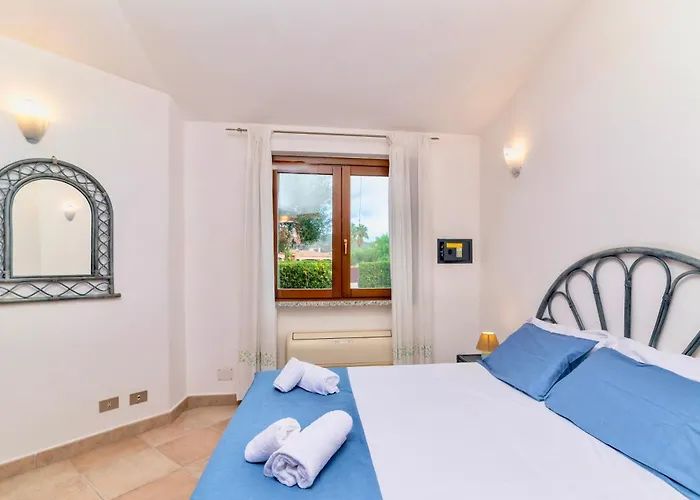 With Private Pool Just 400 Meters From The - Willa Costa Rei